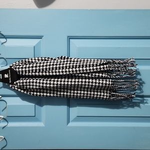 Black and white scarf
